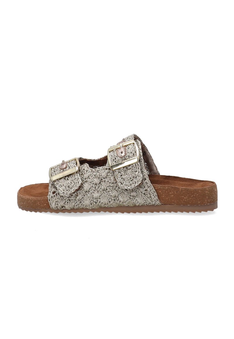 Vævet sandal med to spænde-remme, lys beige farve, tekstureret overflade, brun fodseng og gummisål med bølgemønster.