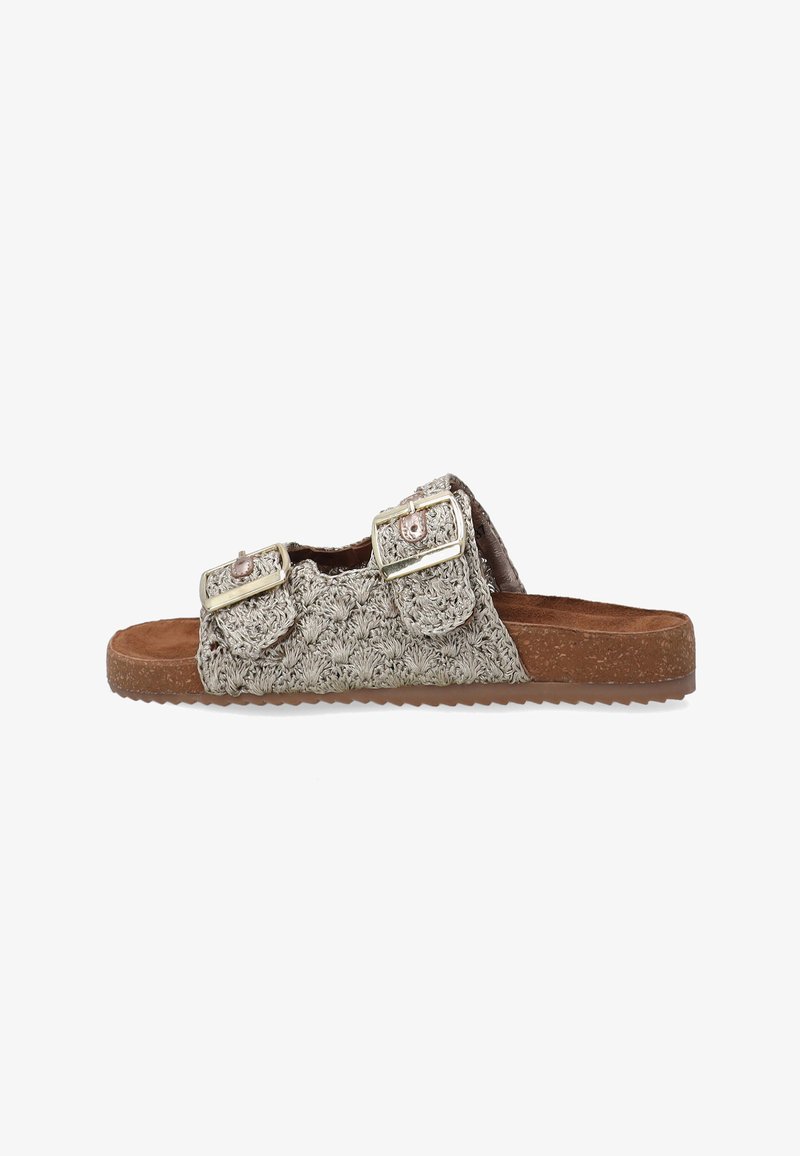 Vævet sandal med to spænde-remme, lys beige farve, tekstureret overflade, brun fodseng og gummisål med bølgemønster.