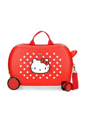 Maleta para niños en forma de vehículo, de color rojo, con la cara de Hello Kitty en blanco y negro, lunares blancos, asa, cuatro ruedas y correa de hombro desmontable.