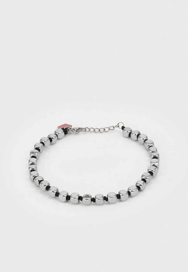 Sølvfarget armbånd med veksling mellom runde og firkantede metallperler, koblet med sorte aksenter og en liten justerbar kjede-lås.
