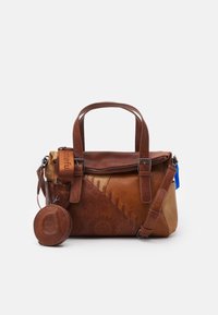 Brun lædertaske med et struktureret design, der har præget blomster mønstre og en lynlåslukning. Inkluderer en aftagelig rund møntpung.