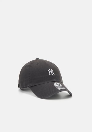 Czarna regulowana czapka z daszkiem z białym logo New York Yankees oraz naklejką marki '47 na zakrzywionym daszku.