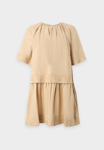 Robe beige à manches courtes avec encolure ronde, détails froncés et motifs circulaires brodés subtils sur les manches, l'ourlet et la jupe.