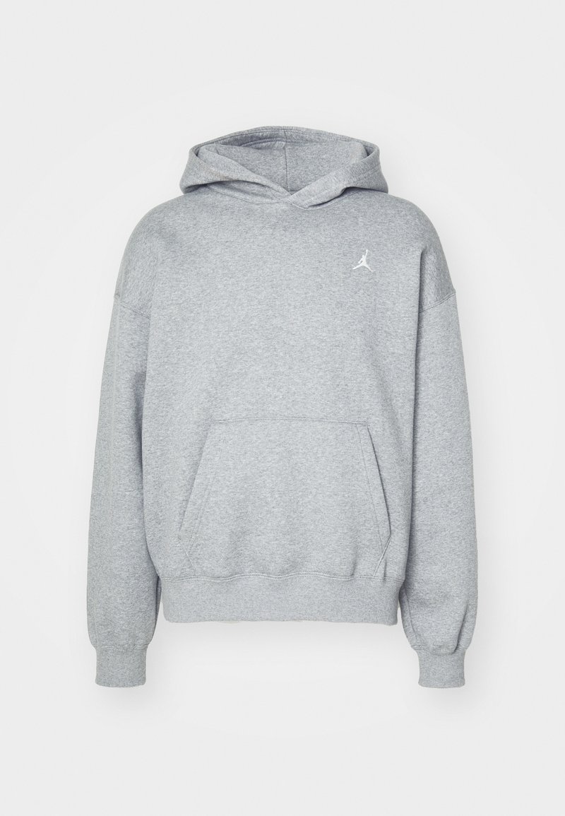 Grauer Kapuzenpullover aus weichem Material, mit einer großen Fronttasche, gerippten Bündchen und einem kleinen weißen Logo auf der linken Brust.