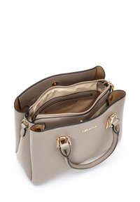 Sac à main en cuir beige avec des accessoires en métal doré, double poignées et de multiples poches intérieures, incluant un compartiment zippé et une texture lisse.