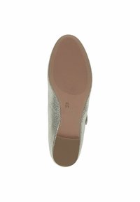 Suela de zapato sintética plateada con una superficie texturizada y acentos estriados. Presenta detalles de tamaño impresos en la parte inferior.