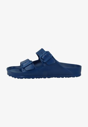 Marineblauwe rubberen sandalen met twee verstelbare gespen, open teenontwerp, getextureerde voetbed en een gegroefde buitenzool voor grip.
