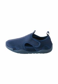 Námornícky modré vodné topánky s sieťovinovým zvrškom, gumovou podrážkou a výrezmi pre ventiláciu. Obsahujú aj pútko pre jednoduché obúvanie a vyzúvanie.