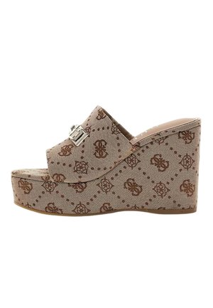Beżowy sandał na koturnie z brązowym wzorem monogramu, odkryty palec, podeszwa na platformie oraz srebrna dekoracyjna klamra na górnym pasku.