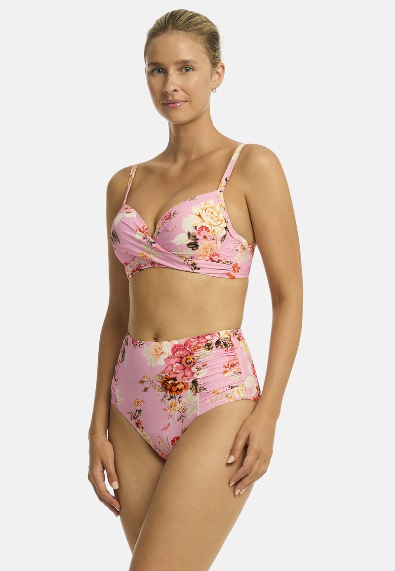 Różowy bikini w kwiaty z przekręconym stanikiem na regulowanych ramiączkach oraz wysokim stanem majtek. Materiał wydaje się gładki z delikatnym połyskiem.