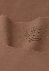 Brązowa bawełniana tkanina o gładkiej fakturze, z metką wskazującą "Intimissimi Superior Cotton", rozmiar S oraz kraj produkcji.