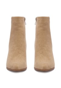 Béžové členkové čižmy z jemného semišu, s uhladeným strihom, bočnými zipsami a hladkou podrážkou.