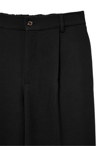 Pantalon noir taille haute avec fermeture par bouton, passants de ceinture et pli creux devant sur tissu lisse.