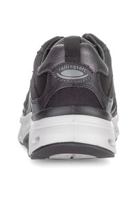 Zwarte synthetische sneaker met een bovenwerk van mesh, een gevoerde kraag, een witte tussenzool en een rubberen buitenzool. "Rollingsoft" logo op de achterkant.