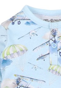 Jasnoniebieski bawełniany body z nadrukiem samolotów i spadochronów oraz zielonymi akcentami. Ciekawe zatrzaski przy dekolcie.
