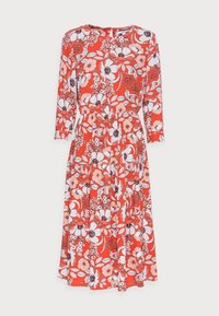 Robe fleurie rouge avec des manches longues, un col rond et une taille cintrée. Le tissu a une texture lisse avec des motifs de fleurs blanches et roses.