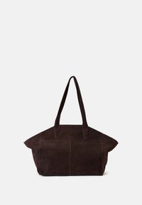 Καφέ σουέντ τσάντα tote με δύο ανθεκτικά χερούλια, δομημένο σχήμα και μινιμαλιστικό σχέδιο. Διαθέτει ορατές ραφές και λεία υφή.