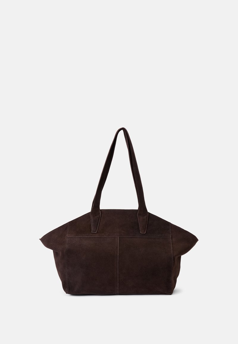 Smeđa suede torba s dvije čvrste ručke, strukturiranim oblikom i minimalističkim dizajnom. Ima vidljive šavove i glatku teksturu.