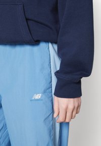 New Balance ATHLETICS REMASTERED PANT - Träningsbyxor - blue