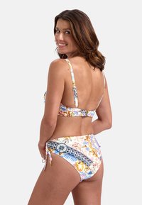 Bikini-set in een veelkleurig bloemenpatroon; met verstelbare bandjes, een sluiting aan de achterkant en zijsnits aan de onderkant. Zacht, rekbaar materiaal.