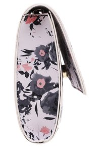 Portafoglio floreale in un morbido tessuto con sfondo bianco. Presenta fiori grigio scuro e rosa, forma arrotondata e dettagli in hardware dorato.