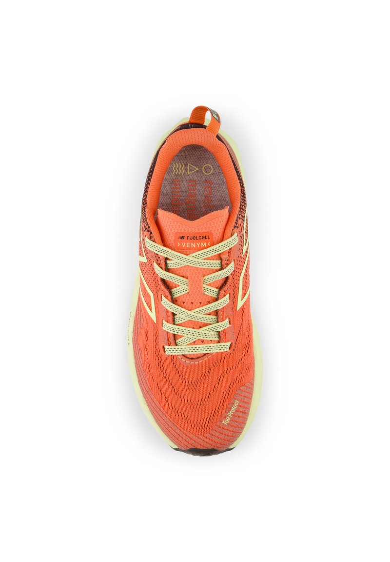 Baskets de course orange avec une tige en mesh texturé, lacets jaunes, logo de la marque bien en vue et une semelle extérieure durable. Conçues pour le confort et le soutien.