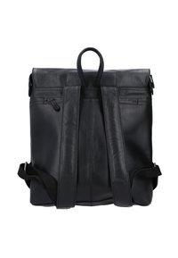 Sac à dos en cuir noir avec un rabat, deux bretelles réglables et une poignée sur le dessus ; il dispose d'une poche zippée et de coutures détaillées.