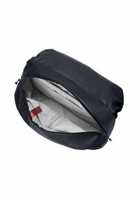 Bolsa de viaje negra hecha de tejido resistente al agua. Cuenta con una abertura con cremallera, un forro interior gris y una pequeña etiqueta de tela roja en el interior.
