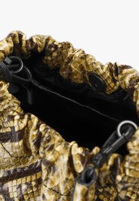 Bolso con estampado de serpiente en tonos marrón y amarillo, con un cierre recogido en la parte superior, interior negro y acentos de hardware metálico. Material texturizado.