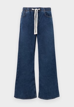 Pantalones de mezclilla azul ancho con cinturilla elástica y cordón blanco, con bolsillos delanteros y traseros y costuras naranjas.