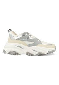 Füllige, athletische Sneakers mit einer Farbgebung in Beige, Grau und Silber; strukturiertes Gummisohle; auffällige Markenkennzeichnung an der Seite; schnürbares Design.