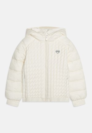 Veste matelassée blanche avec capuche, fermeture éclair frontale, poignets élastiques et petit logo en forme de cœur sur la poitrine gauche.