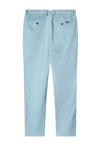 Pantalones de algodón azul claro con dos bolsillos traseros y cierres de botón, que cuentan con un diseño de pierna recta y una textura suave.