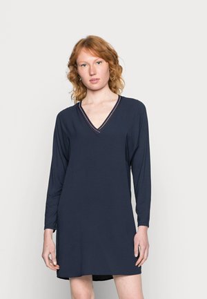 Vestido de mangas longas azul-marinho com decote em V e acabamento em contraste. Tecido suave com um corte descontraído, alcançando a metade da coxa, com pequenas aberturas laterais.
