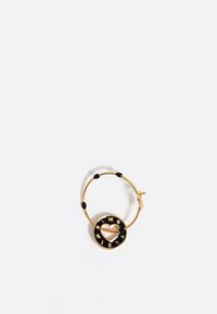 Pendiente de aro dorado con un acento circular negro que presenta un diseño de corazón y letras en relieve, adornado con pequeñas cuentas negras a lo largo del aro.
