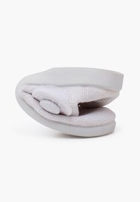 Bílé skládací boty na slip-on s vrchní částí z síťoviny, kulatou špičkou a měkkou podrážkou. Obsahuje detail zaobleného knoflíku na boku.