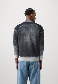 Sweatshirt cu un gradient negru și gri, cu manșete și tiv din material elastic. Prezintă un finisaj texturat și un guler rotund, afișat din spate.
