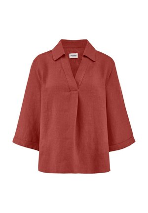 Leinenbluse in Rostfarbe mit dreiviertellangen Ärmeln, V-Ausschnitt und klassischem Kragen, flach auf weißem Hintergrund dargestellt.