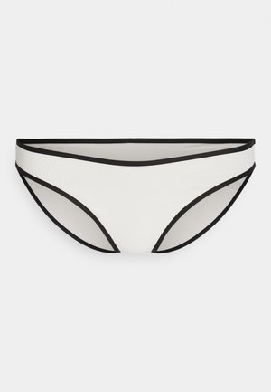 Hvit bikini-bunn med svart kant, som har en teksturert stoff og rene linjer. Designet viser et lavt snitt og minimal dekning.