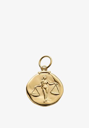 Colgante de oro con una figura en relieve sosteniendo balanzas, con una superficie redonda y lisa y un lazo para sujeción.