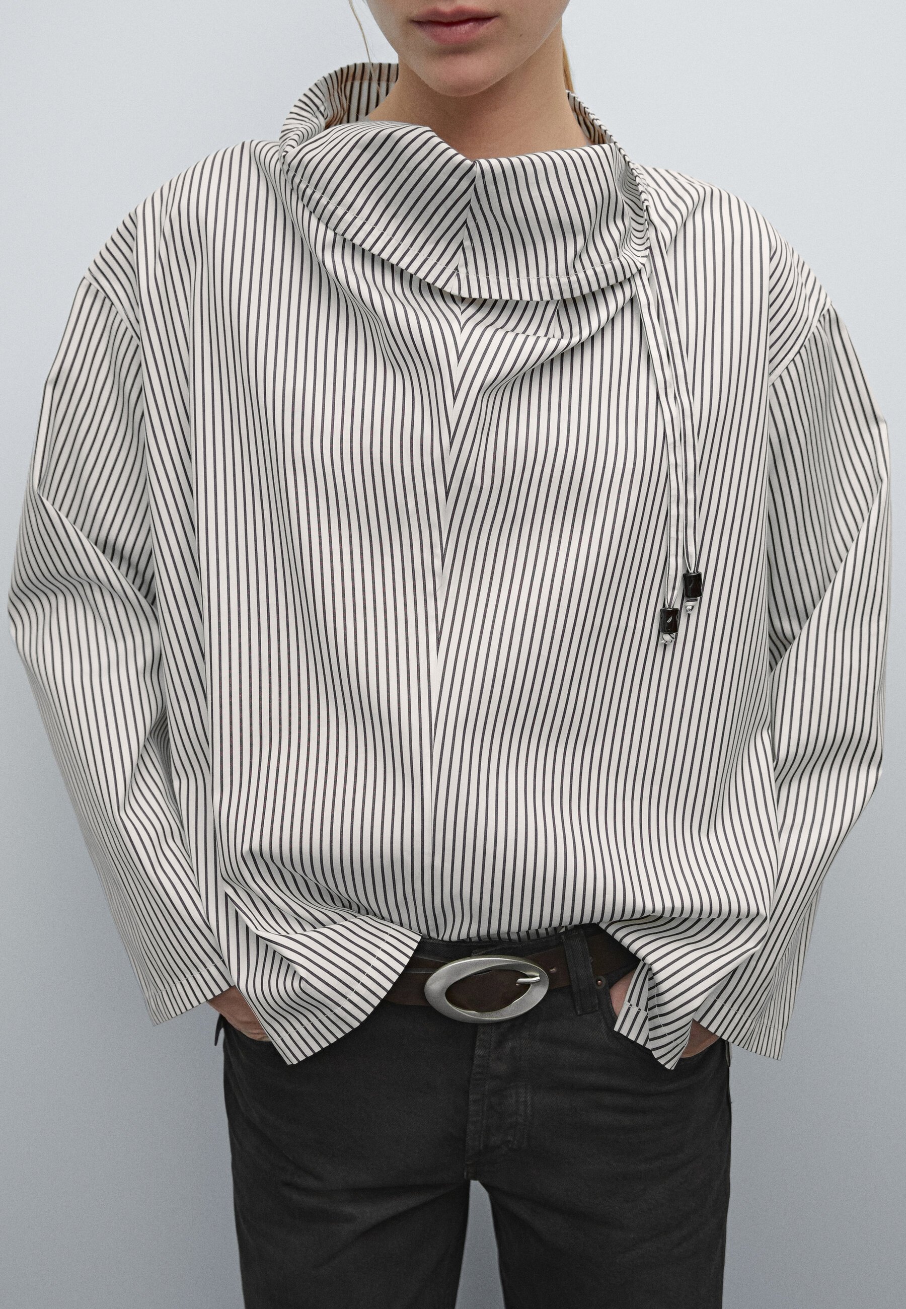 WITH DRAWSTRING COLLAR AND APPLIQUÉ - Blouse - Product Details