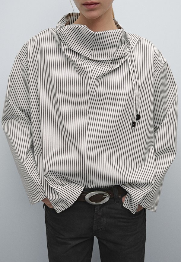 WITH DRAWSTRING COLLAR AND APPLIQUÉ - Blouse