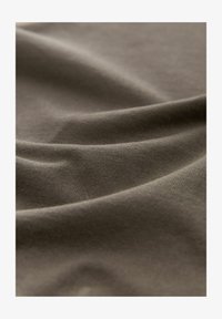 Selezionato, neutral brown