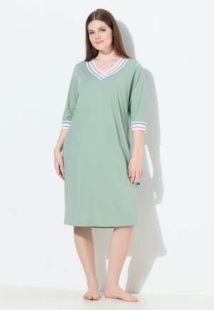 Camicia da notte verde chiaro con scollatura a V, maniche 3/4 e accenti a righe rosa e bianche sul colletto e sulle maniche. Tessuto morbido, lunghezza al ginocchio.