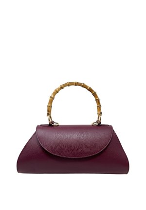 Piccola borsa a mano strutturata in pelle bordeaux con manico curvo in bambù e chiusura a patta arrotondata.