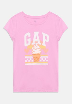 Roze T-shirt met korte mouwen met witte "GAP"-tekst, een ijsje, twee hartjes en een geruit patroon over de voorkant.