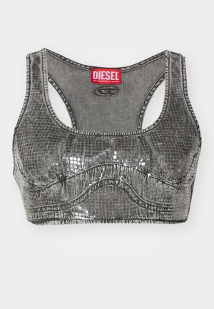 Grå cropped bh med en teksturert, skjellete overflate. Har en bred, scoop-hals og racerback-design. Rød Diesel-merkelapp synlig.