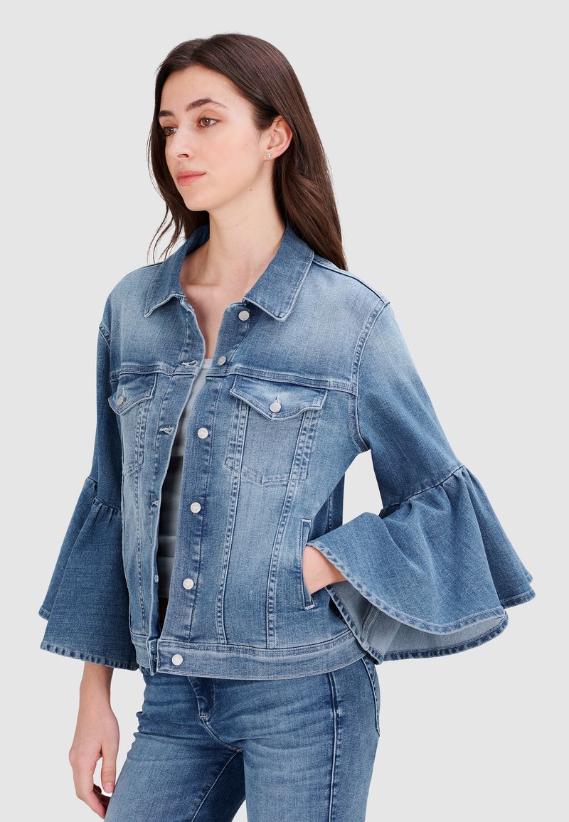 Denimjacke mit einem hellblauen Waschung, ausgestattet mit Glockenärmel, Druckknöpfen, zwei Vorderaschen und einer figurschmeichelnden Silhouette.