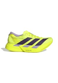 Neon gele hardloopschoen met paarse accenten en strepen, lichtgewicht ontwerp, gestructureerde bovenkant en een platte zool met het label "LIGHTSTRIKE PRO."