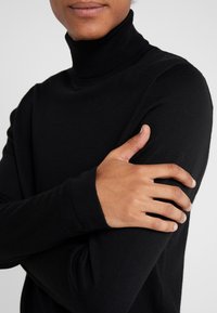 DRYKORN Stickad tröja - black